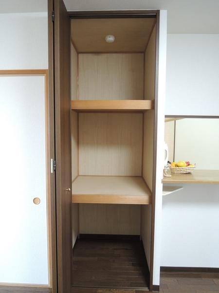 Receipt. Storage of kitchen horizontal. It can also be used as a pantry.