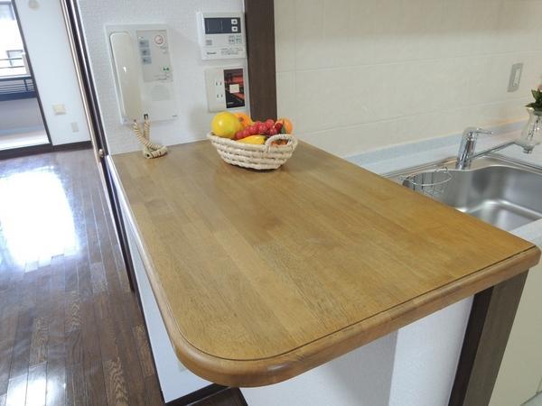 Kitchen. Kitchen next to the counter. You can use.