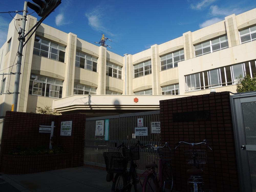 Primary school. Tsurumi up to elementary school 556m 7 min walk