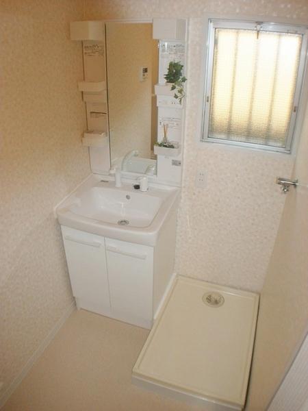 Wash basin, toilet. Wash basin