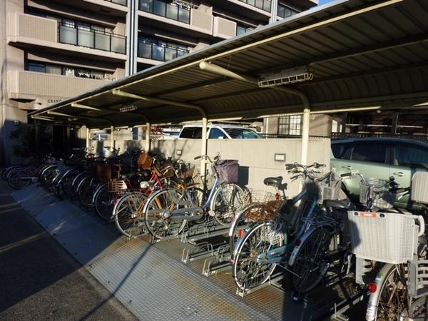 Other common areas. Bicycle-parking space. It is with the roof.