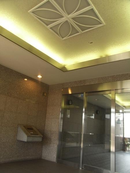 Entrance. Entrance hall. I think the ceiling is good Trey.