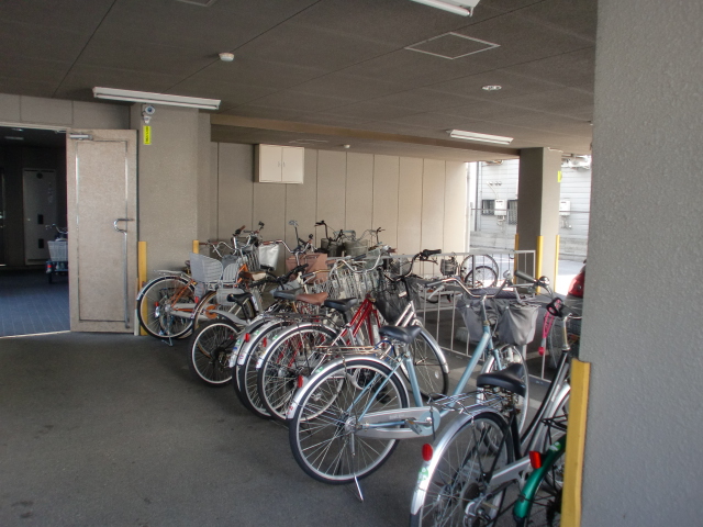 Other common areas. Bicycle parking space. indoor, With garage