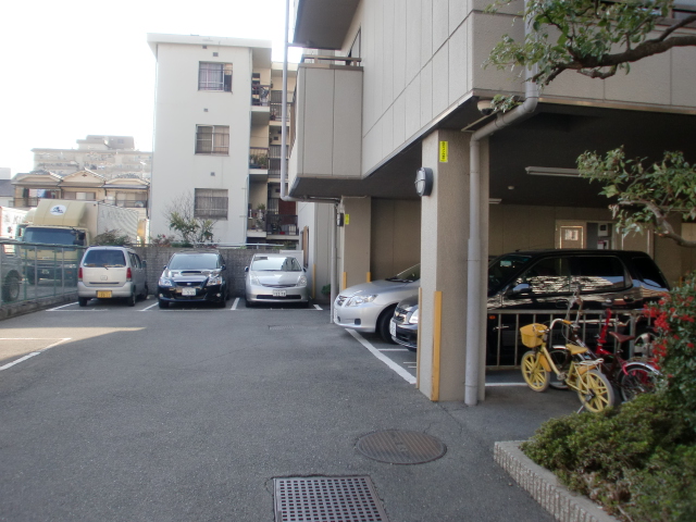 Parking lot. Garage with on site. Bike 50CC also parked Allowed (1000 yen)