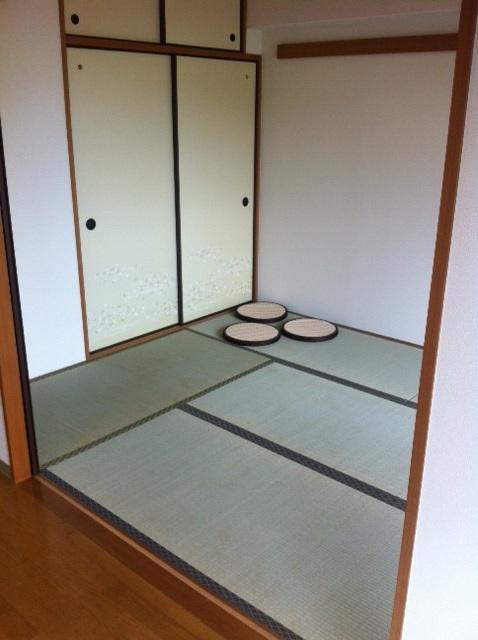 Non-living room. Oasis where you can enjoy the mind settle down time.