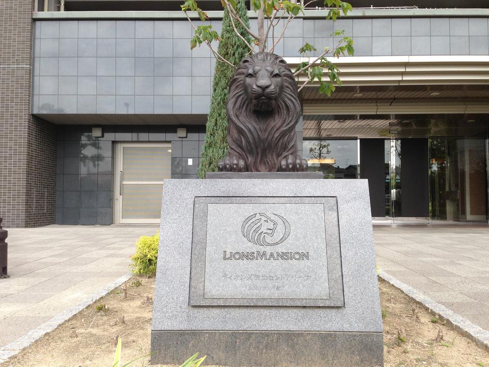 Local appearance photo. Lions Mansion symbol