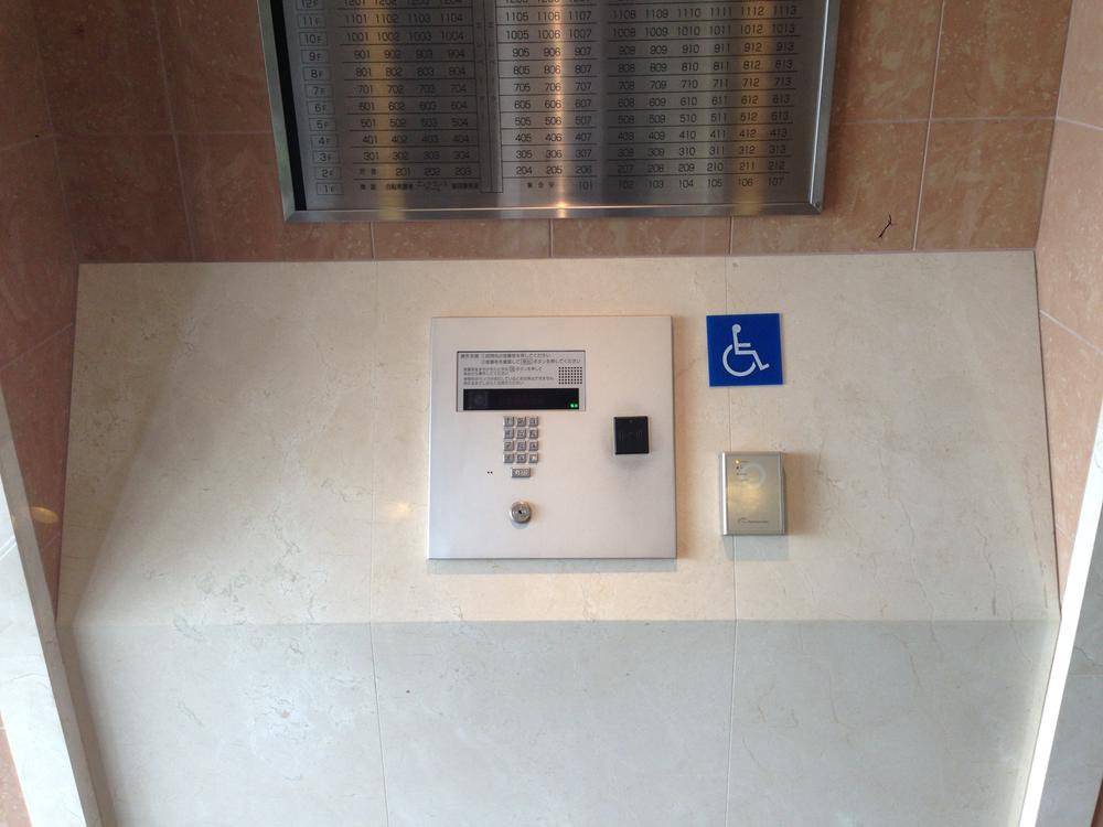 Entrance. Call intercom also corresponding to the wheelchair