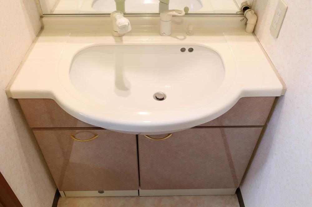 Wash basin, toilet. 2013 October shooting
