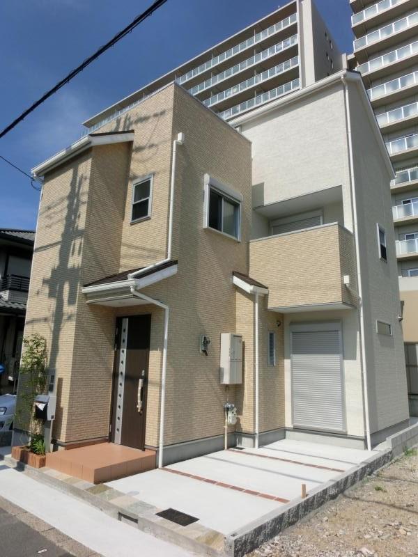 Local appearance photo. Open House held! All three compartment