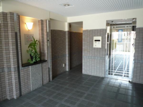 lobby. Auto-lock of entrance.