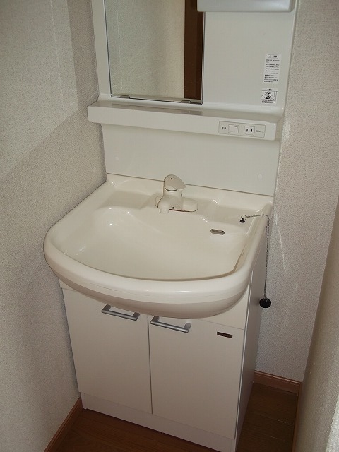 Washroom. Independent wash basin! 