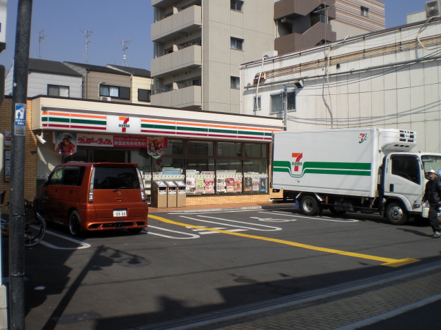 Convenience store. Thanks Tsurumi Imazukita store up (convenience store) 556m