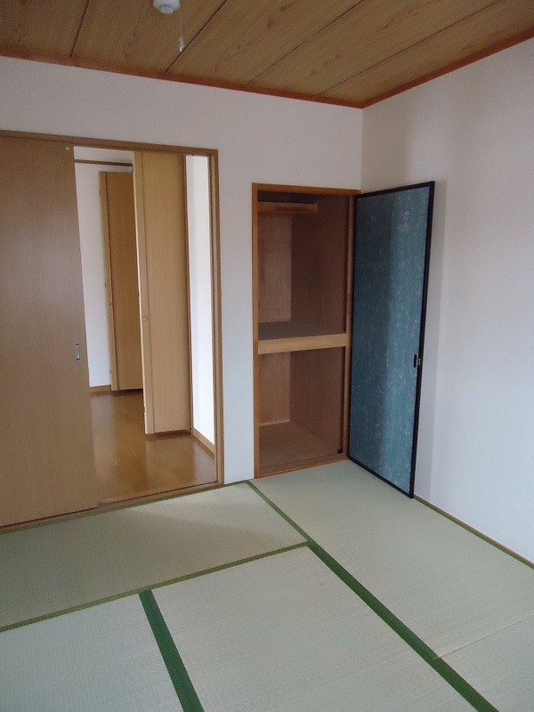 Other room space. There is also housed in a Japanese-style room