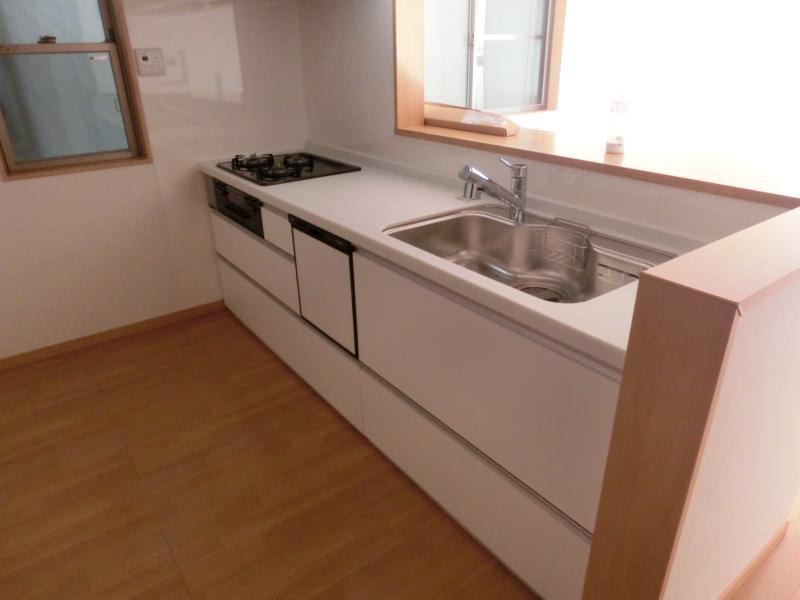Same specifications photo (kitchen). Counter kitchen with a dishwasher!