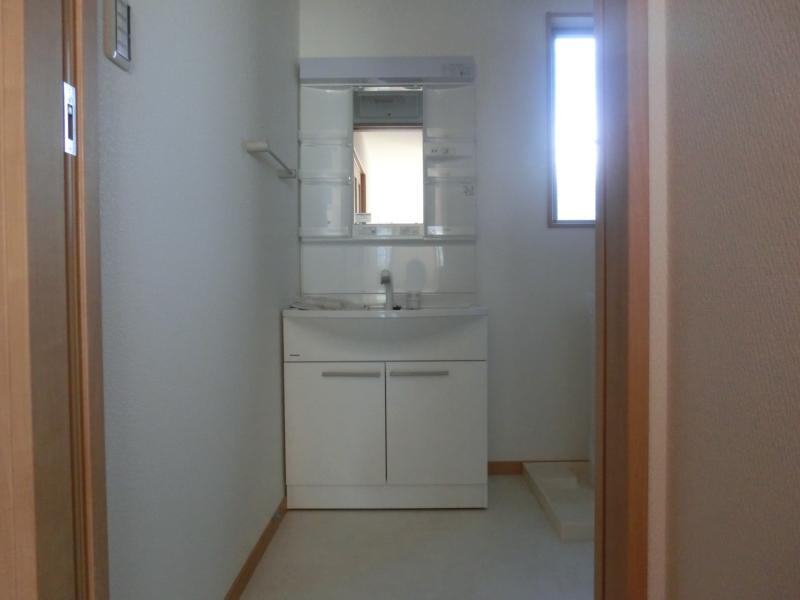 Wash basin, toilet. Twice basin bus!