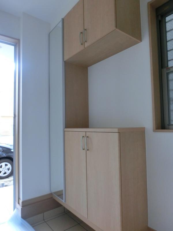 Entrance. Going out convenient! With mirror storage!