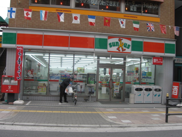 Convenience store. Thanks release Ekimae up (convenience store) 272m