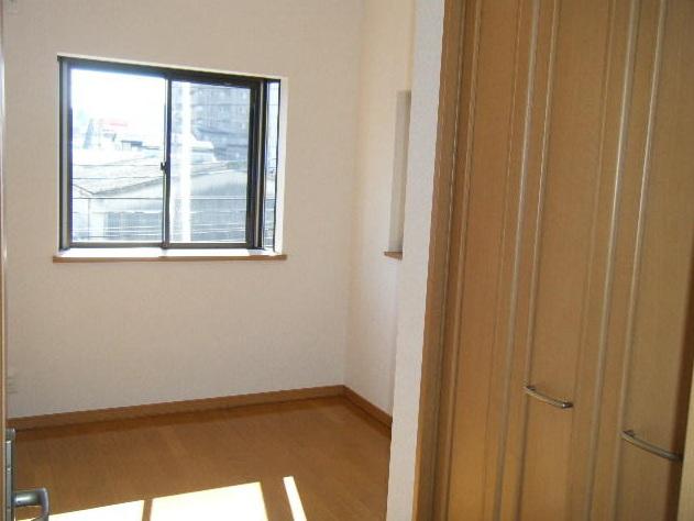 Non-living room. Closet (storage) is, of course, Excellent bright space to daylight. 