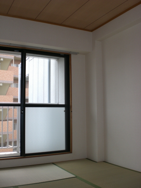 Other room space. Bright because the Japanese-style room is also facing the balcony! 