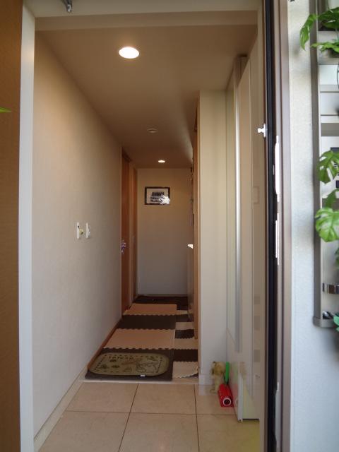 Entrance. Local (11 May 2013) Shooting (furniture, etc. of the photo are not included in the sale price)