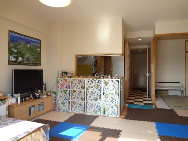 Living. Indoor (11 May 2013) Shooting (furniture, etc. of the photo are not included in the sale price)