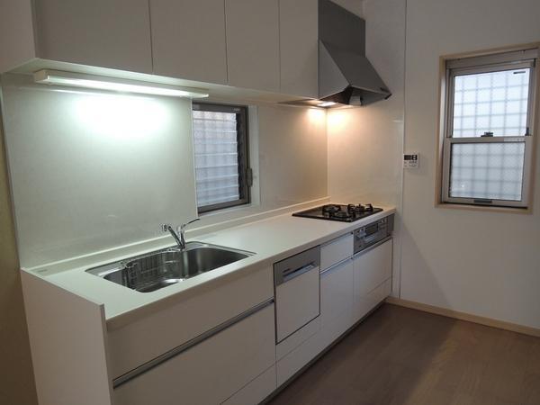 Kitchen. Dishwasher, Glass top stove.