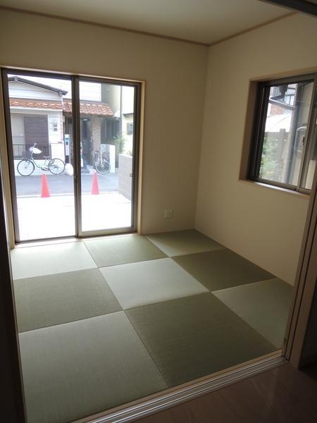 Non-living room. Modern Japanese-style room. It is Ryukyu tatami-style.