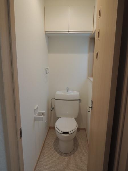 Toilet. Second floor toilet. Accommodated in the upper part. Cleaning tools, It will put the paper.
