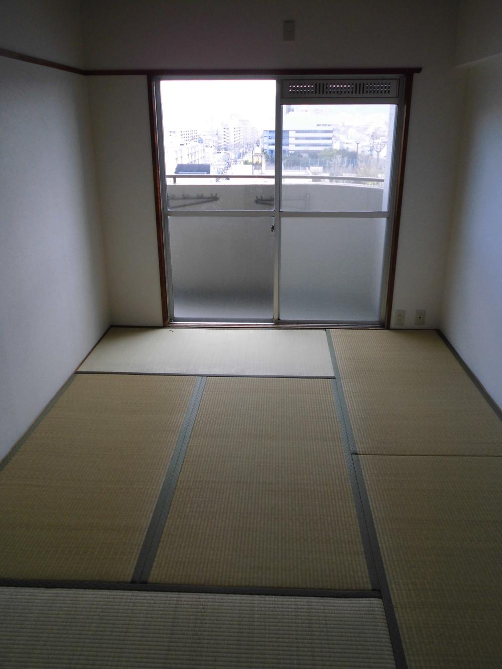 Non-living room. Together with Japanese-style room 2 between lasts 12 Pledge.