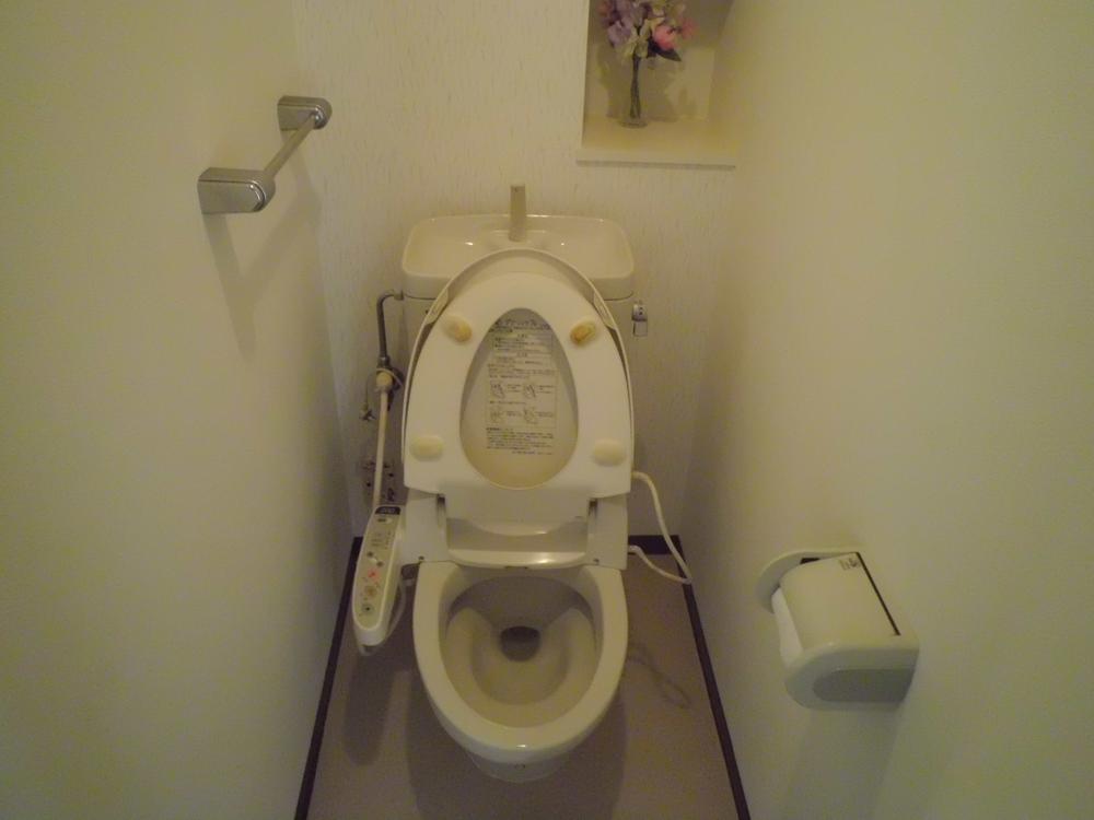 Toilet. The whole, it is pure white and very calm space!