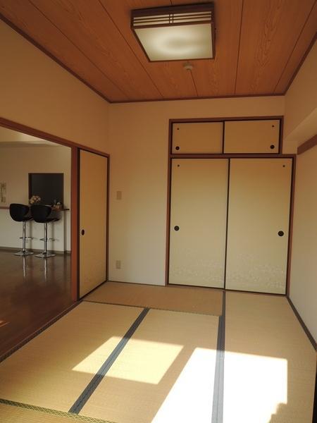 Non-living room. Japanese-style room 6 quires. South-facing bright room. It is convenient to fold the laundry.