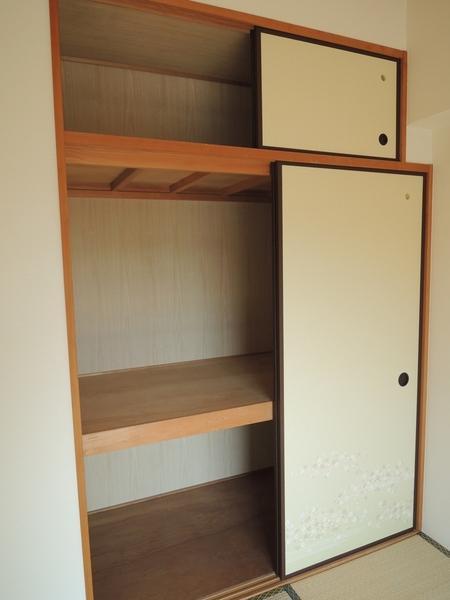 Receipt. Japanese-style room of 6 quires closet. It is with upper closet.