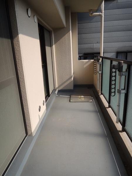 Balcony. South-facing balcony. Tension will increase just it.