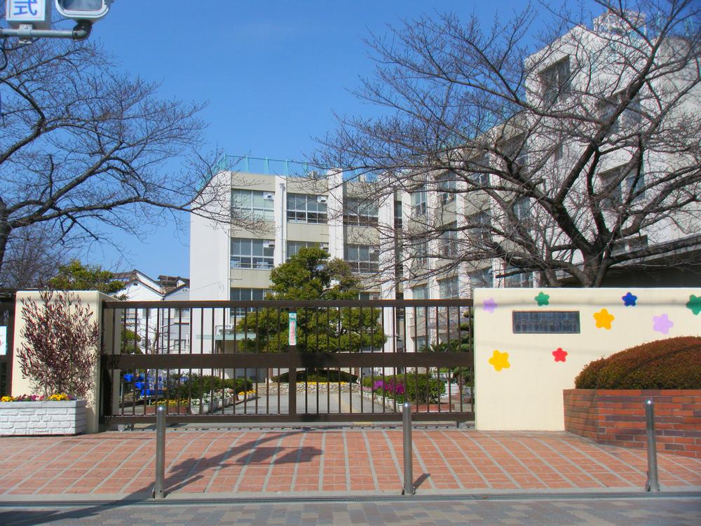 Primary school. 947m to Osaka Municipal Yokozutsumi Elementary School
