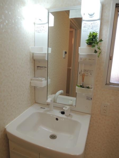 Wash basin, toilet. Shampoo dresser. It is a new article.