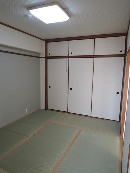 Non-living room. Japanese-style room 6 quires. It is with lighting equipment.