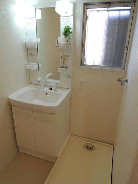 Wash basin, toilet. Because there is a window to the sanitary, Brightly, I There is a feeling of cleanliness.