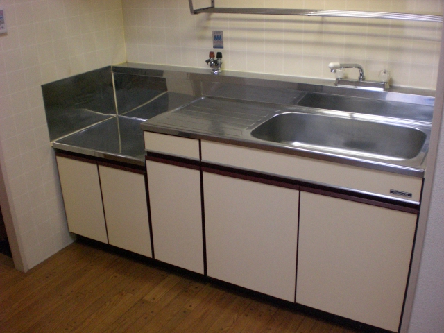 Kitchen. Spread is a kitchen space and a two-burner stove can be installed! 