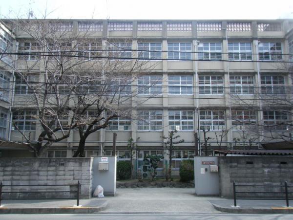 Junior high school. 930m until the green junior high school