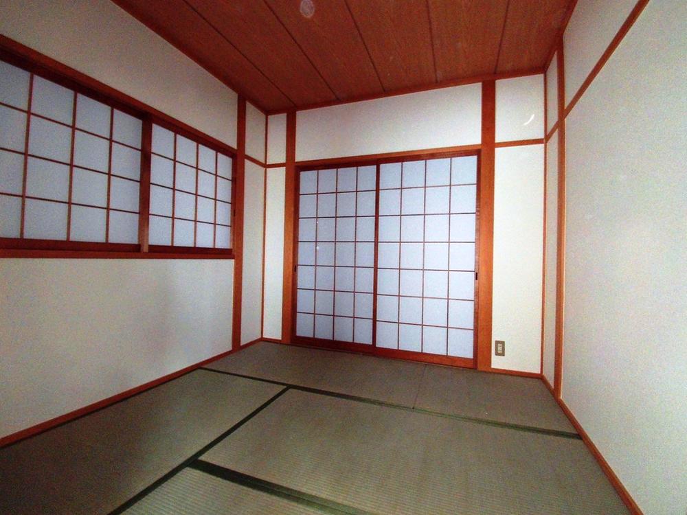 Non-living room. Second floor Japanese-style room. Likely suits kotatsu and oranges
