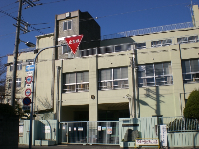 Primary school. 400m to Osaka Municipal Green Elementary School (elementary school)