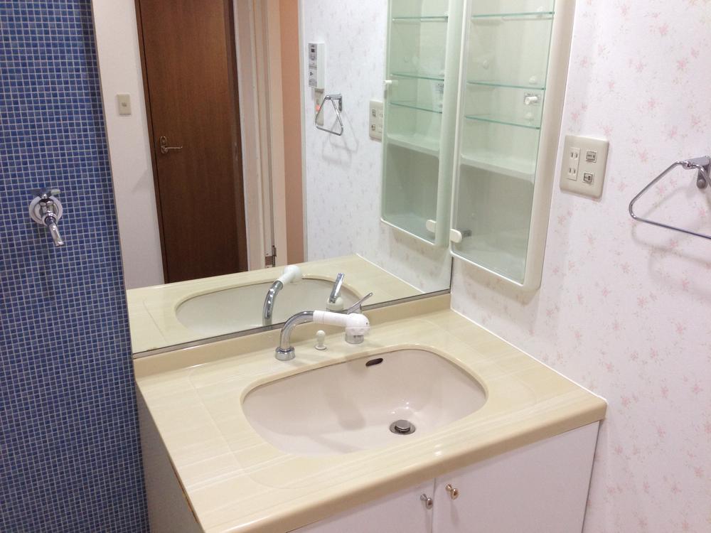 Wash basin, toilet. Indoor (12 May 2012) shooting