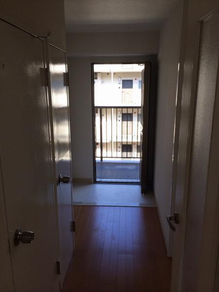 Wash basin, toilet. Wash basin