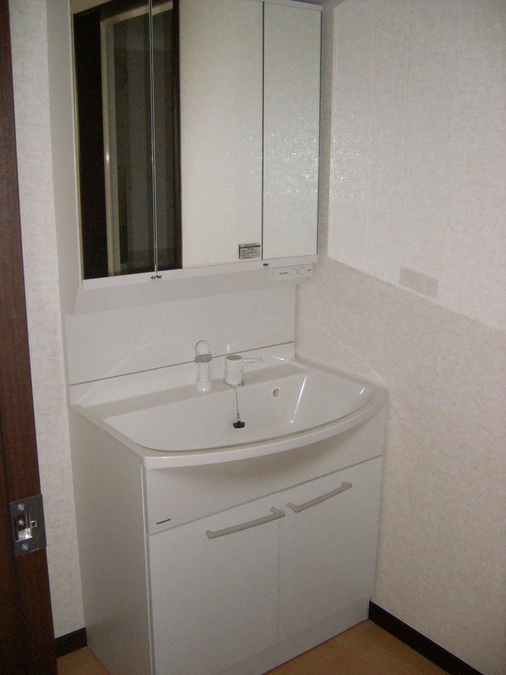 Wash basin, toilet. The entire Panasonic Emurain three-sided mirror is bright clean and full of a feeling of vanity that summarized a solid white.