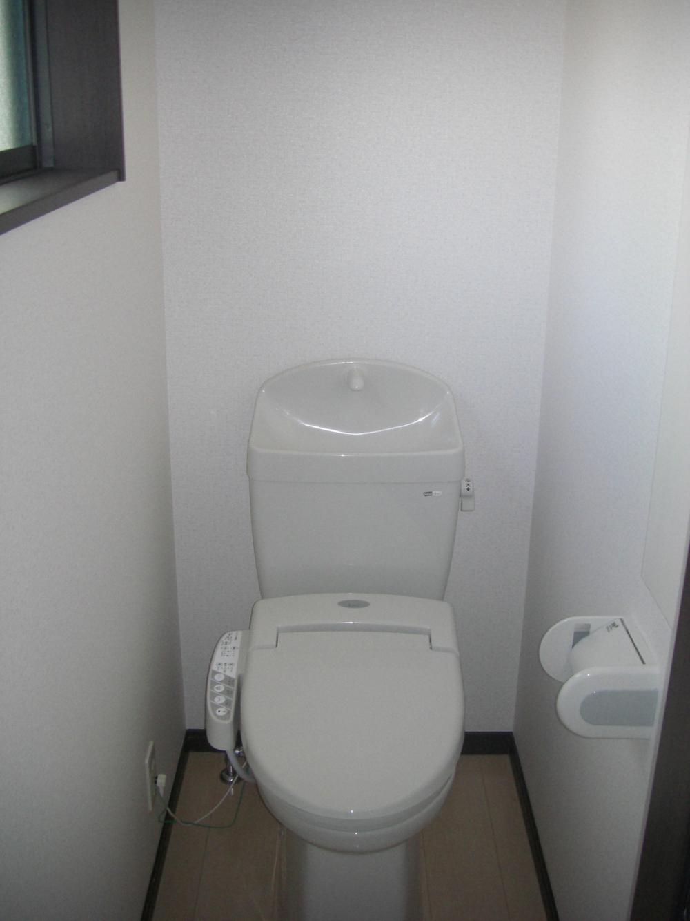 Toilet. Large neo-vortex toilet use with warm water cleaning toilet seat, And the toilet lid be removed at the touch of a button, Cleaning Easy Easy!