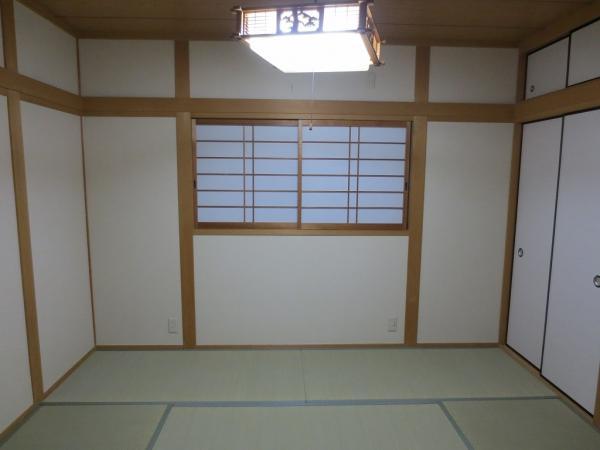 Non-living room. I like the ease of use because it is adjacent to the second floor 6 Pledge Japanese-style living next to