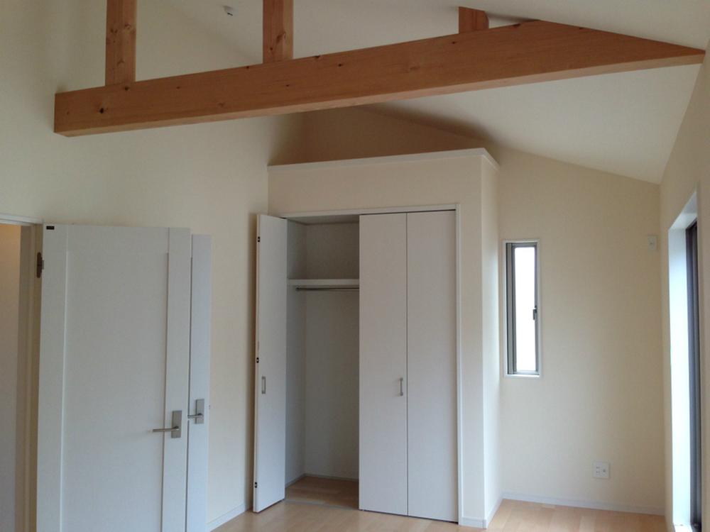 Non-living room. Equipped with all the room storage