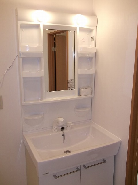 Washroom. Independent wash basin with shampoo dresser!