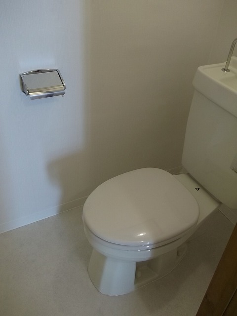 Toilet. Washlet is installed Allowed!
