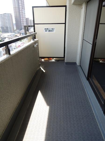 Balcony. Japan enters well in the high-rise floor.